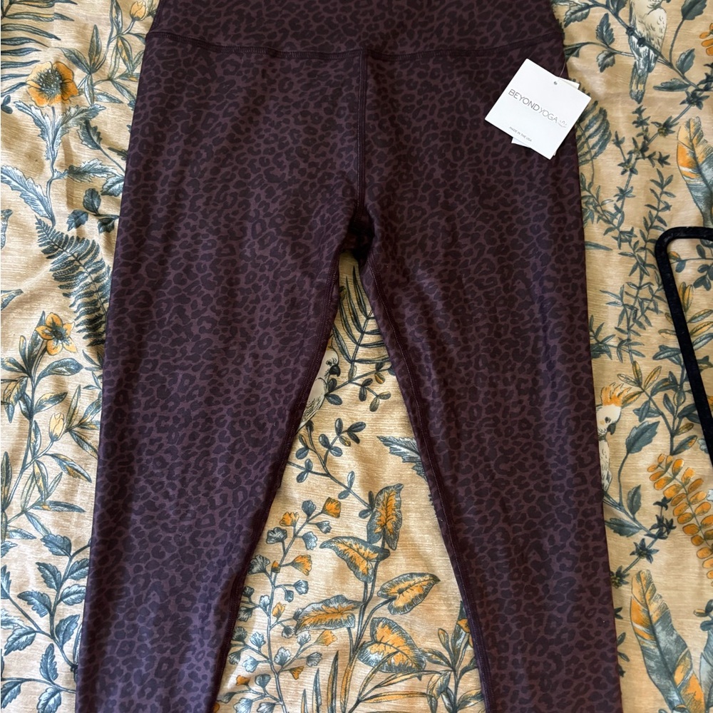 BEYOND YOGA - XL cheetah print yoga pants, 7/8 length. NWT.